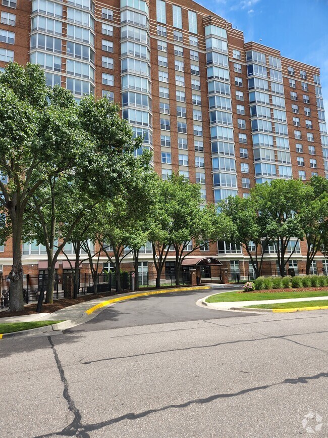 Harbortown Detroit, MI Luxury Apartments for Rent Detroit, MI