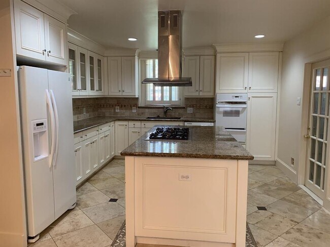 Building Photo - 10007 Raritan Dr