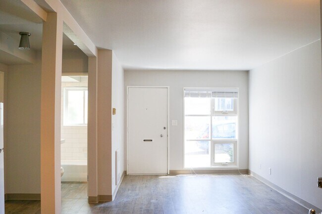 Foto del edificio - Great Mid-Century 1-Bdr w Dishwasher, Community Lawns + Pets OK!