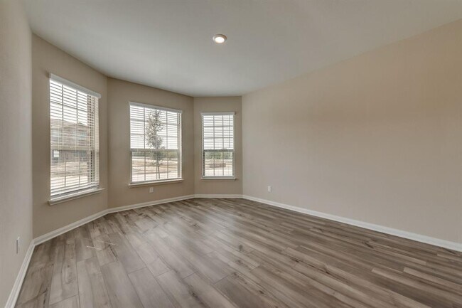 Building Photo - 1901 Dahlia Way