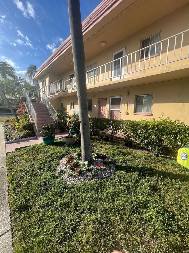 Building Photo - Cute Condo in Greenbriar