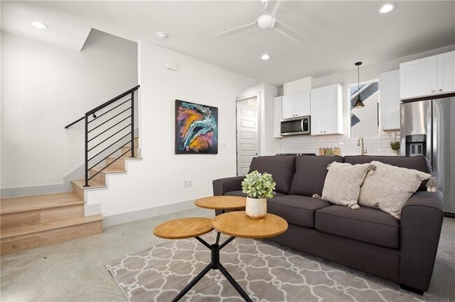 Building Photo - 2413 E 9th St