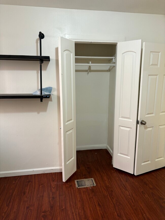 Foto del edificio - 441 N Mountain View Ave