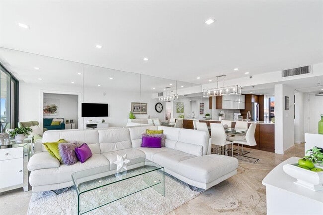 Building Photo - 2707 N Ocean Blvd