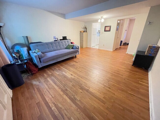 Foto del edificio - Incredible location! Fidelity Court offers comfort and convenience in the heart of Carrboro...