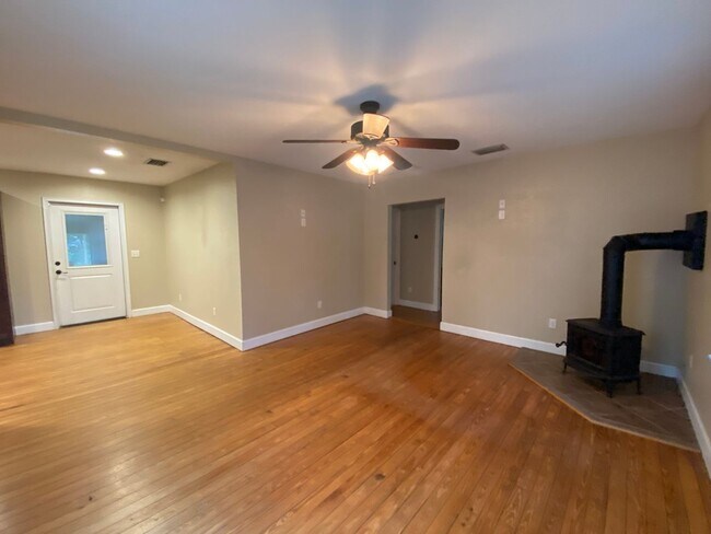 Building Photo - Beautifully Updated 2/2 house!