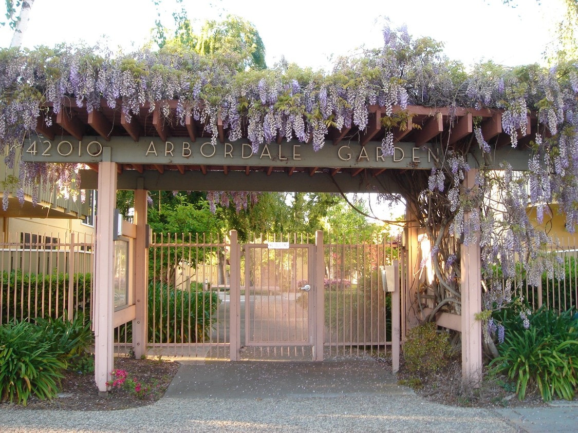 Primary Photo - Arbordale Gardens