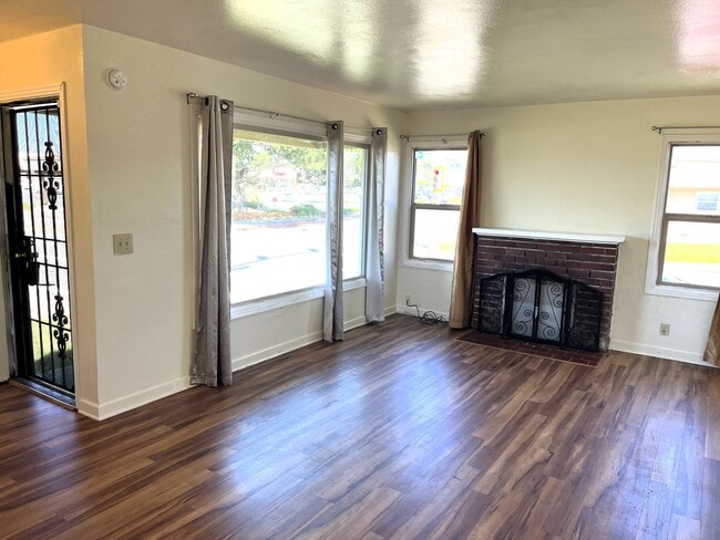 Building Photo - 905 W Harris St