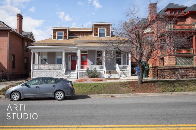 Building Photo - 4 Bed 2 Bath Salt Lake Home For Rent!
