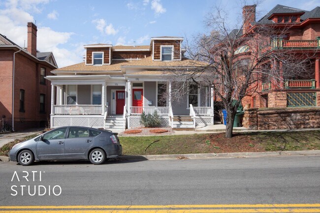 Foto del edificio - 4 Bed 2 Bath Salt Lake Home For Rent!