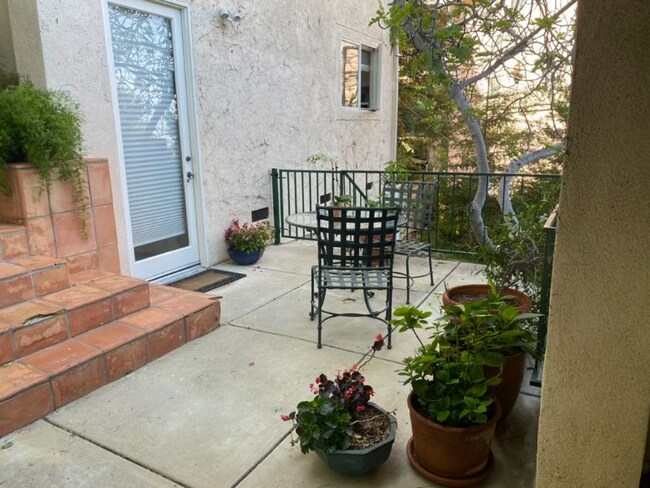 Entrada privada y patio - 3852 Camino de Solana