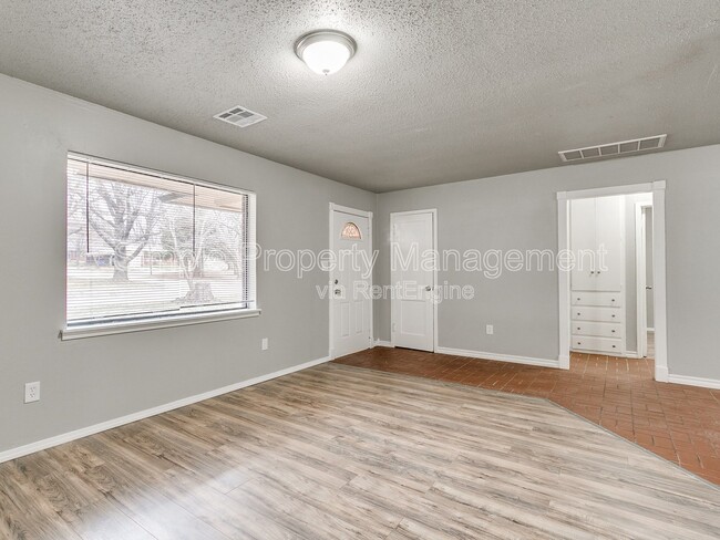 Foto del edificio - 409 E Hill Dr