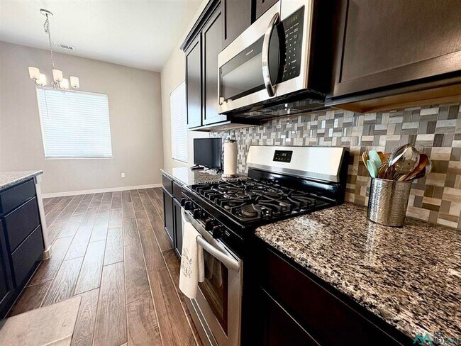 Foto del edificio - Large Four Bedroom Newer Construction Home