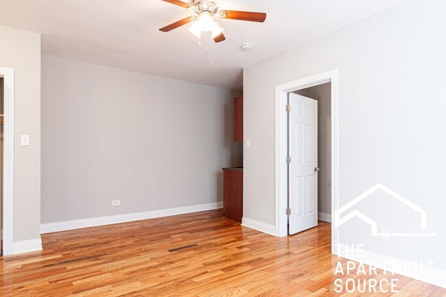 Photo - 949 W Cornelia Ave (Chicago, IL) Apartment