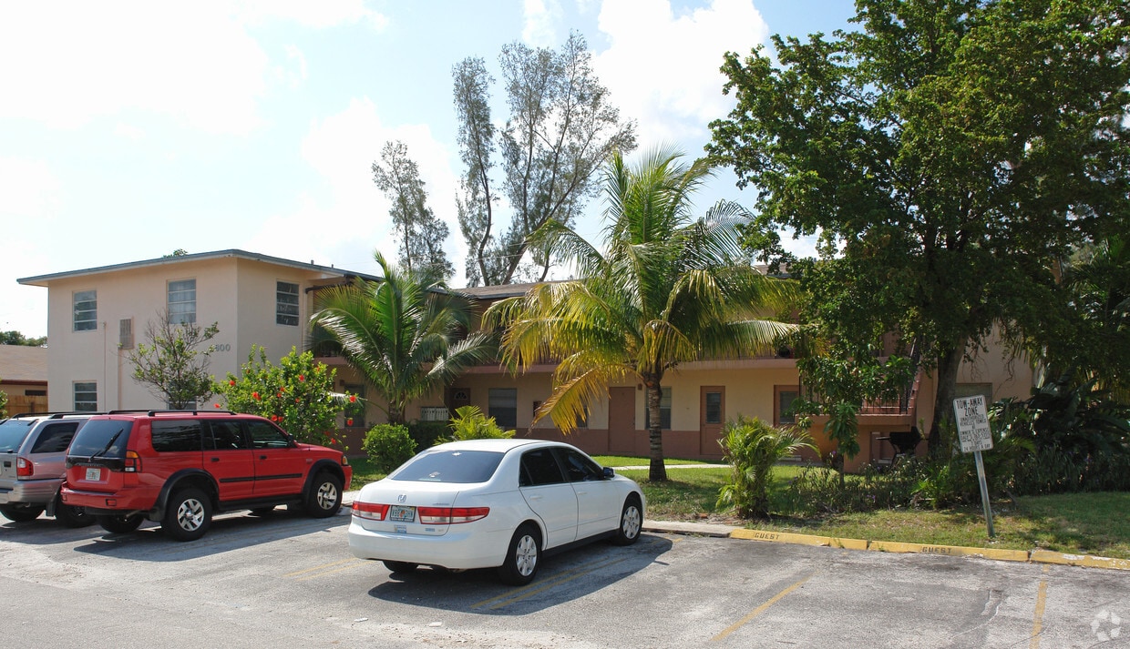 Building Photo - 600 NE 46th Ct