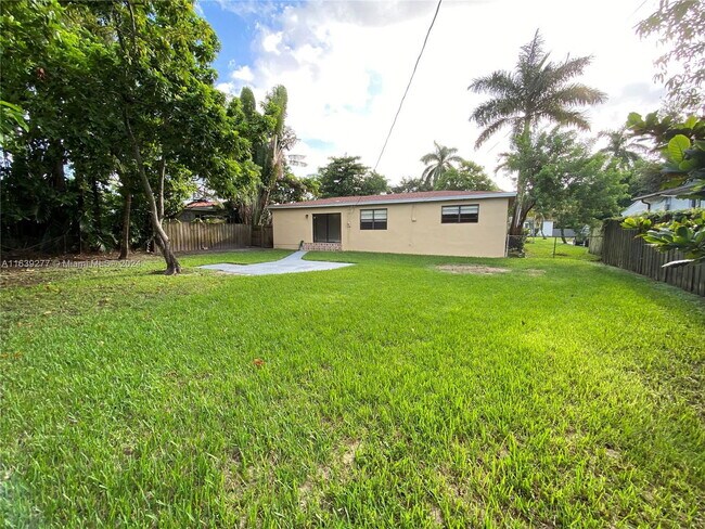 Foto del edificio - 13824 NE Miami Ct