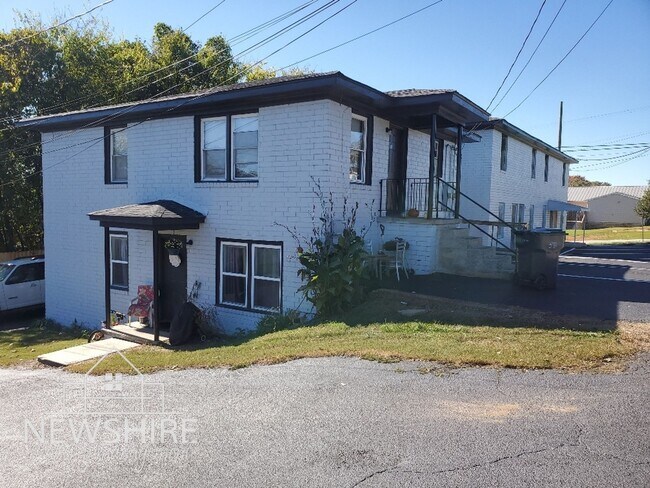 Foto del edificio - Townhome! Hampton Avenue Apartments — Comfortable Greenville Living Close to Everything