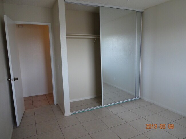 Foto del edificio - 1045 W Newgrove St