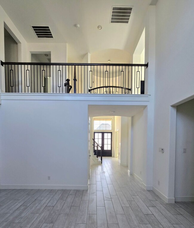 Foto del edificio - Luxury- Like New 5-Bed, 4.5-Bath -massive ...