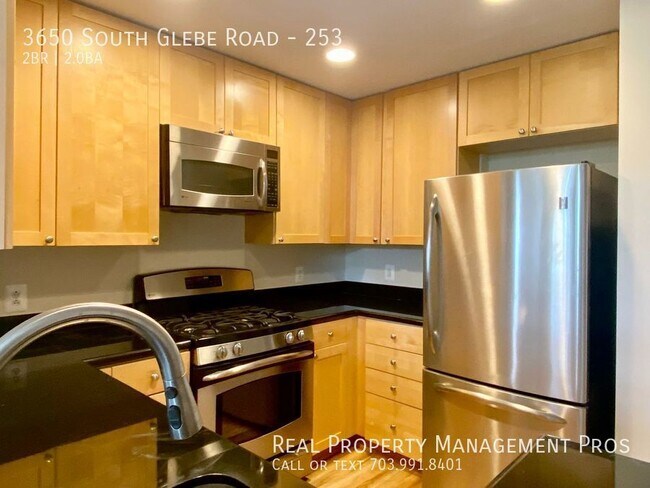 Building Photo - Stunning Garden Level Condo at the Popular...
