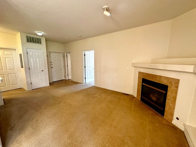 Building Photo - Arvada 2-bedroom 2-bathroom Available Imme...