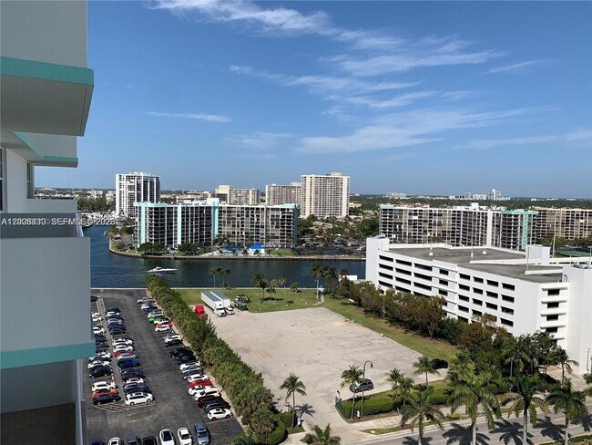 Foto del edificio - 3725 S Ocean Dr