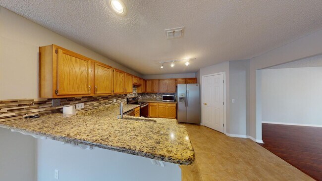 Foto del edificio - STUNNING 3 bedroom,2.5 bathrooms townhouse