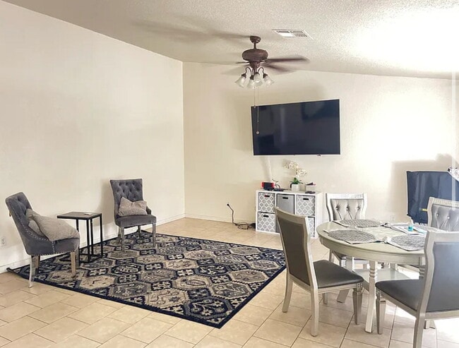 Building Photo - "Spacious 4-Bedroom, 2 Bathroom Home in Oc...