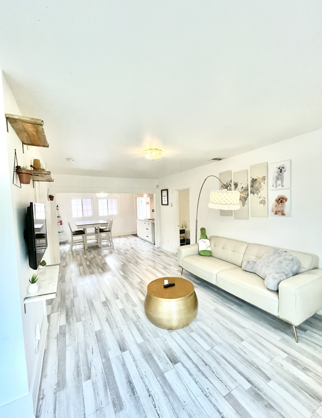 Foto del edificio - 1327 N McCadden Pl
