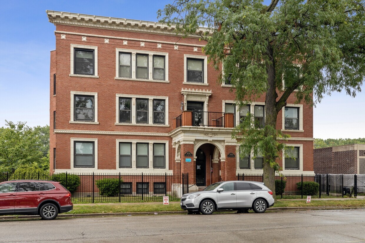 3733 S Lake Park Ave Unit 2N, Chicago, IL 60653 Condo for Rent in