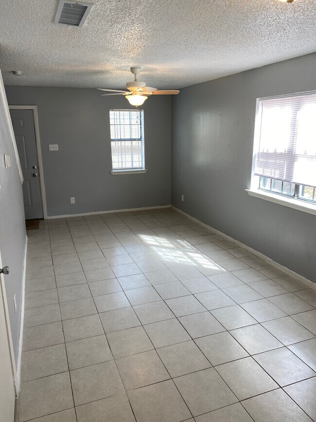 Foto del edificio - 1717 Hudspeth Ave