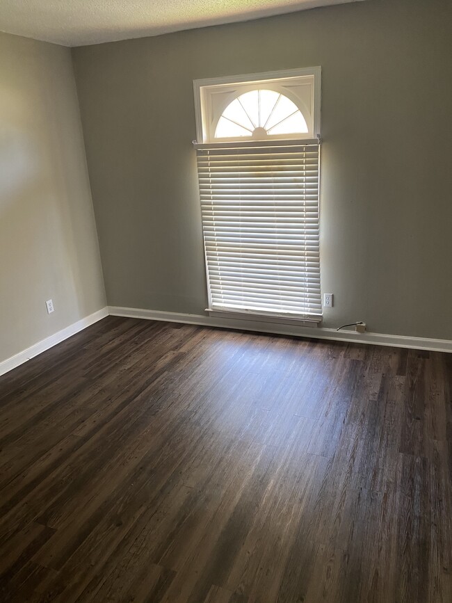 Building Photo - 430 Green Leaf Dr