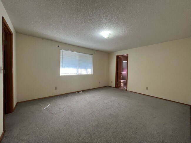 Building Photo - Wonderful centrally located Powell Butte 3...