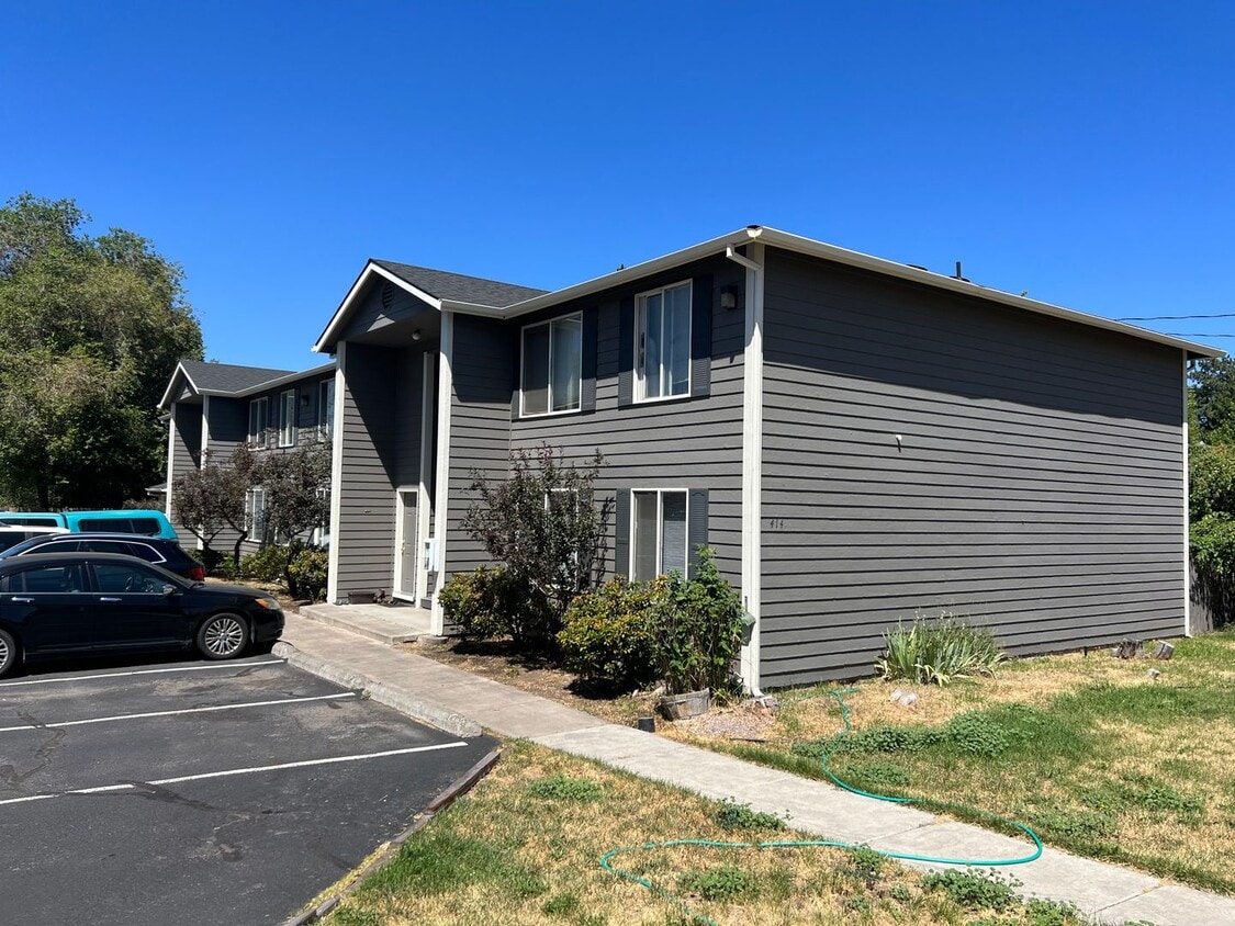 Primary Photo - Great 2 Bed/1 Bath Convenient to Midtown S...