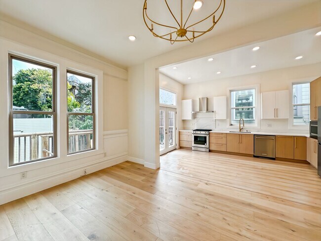 Building Photo - Top-Floor, Remodeled 5BR/2.5BA Victorian Flat, Pet Friendly, Steps from Alamo Square