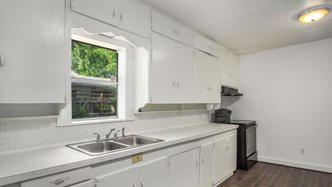 Foto del edificio - Beautifully Crafted 3 Bed 1 Bath Home in River Oaks!