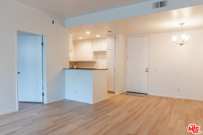 Building Photo - 10861 Moorpark St
