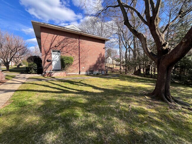 Building Photo - 20 Willowbrook Ct