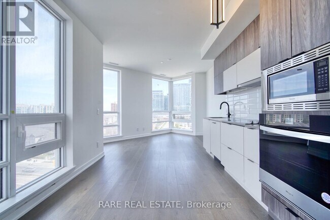 Photo du bâtiment - 8888-8888 Yonge St