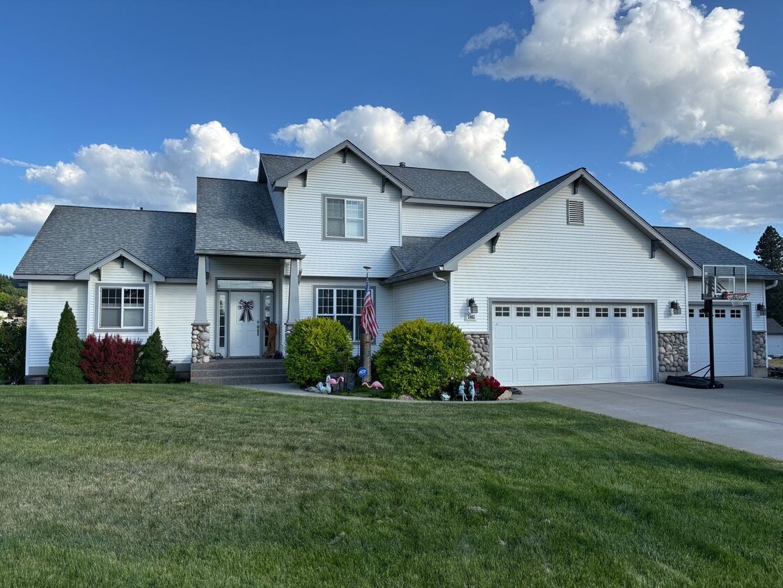 Foto principal - Beautiful Tri-Level Living on 5 Acres!
