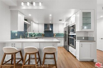 Building Photo - 321 S San Vicente Blvd