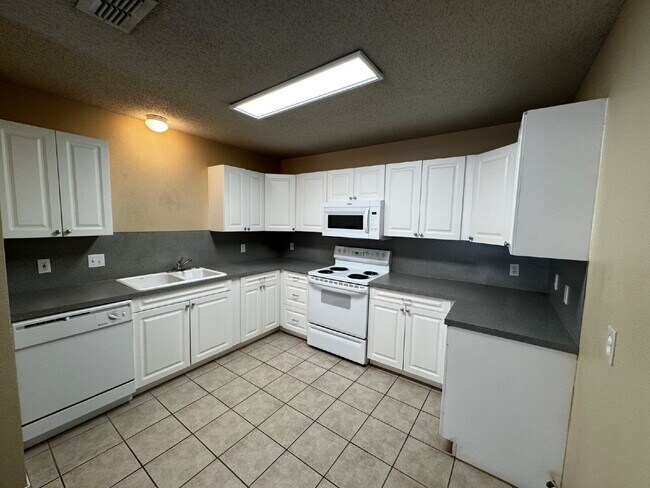 Foto del edificio - Beautiful Duplex with a Basement!
