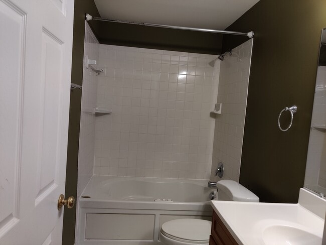 Whirlpool full bath - 8400 Hessian Hill Ct