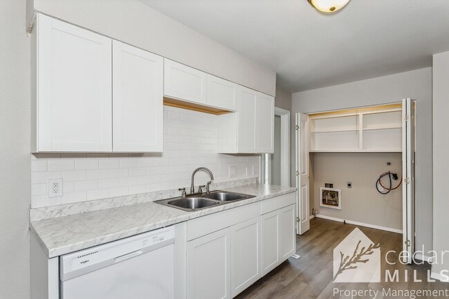 Building Photo - 3 Bedroom with Den and 2 Car Garage!