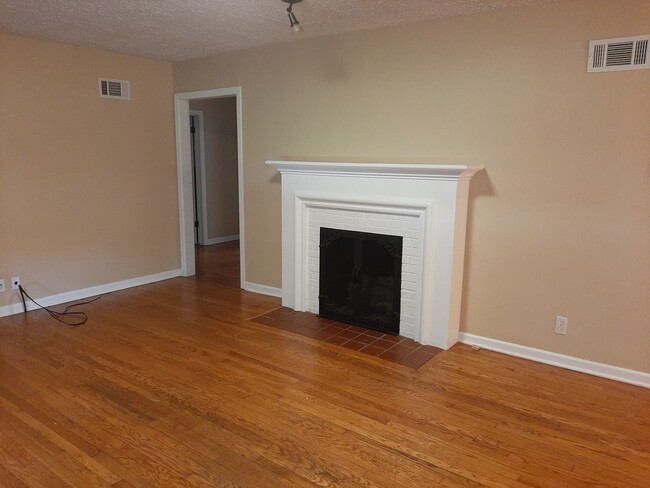 Building Photo - 3 Bedroom with Hardwood Floors! South Side...