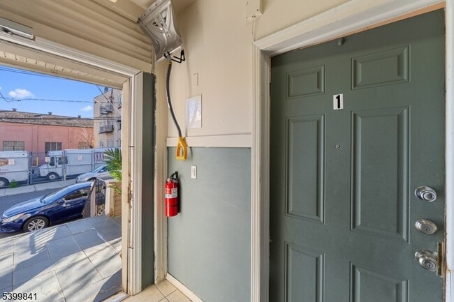 Building Photo - 84 Washington Pl