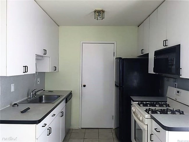 Building Photo - 39738 Village Wood Cir