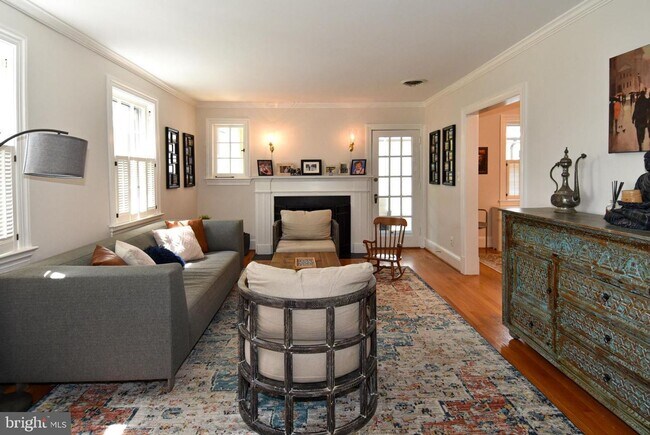 Foto del edificio - Discover exceptional comfort and timeless style in this beautifully updated single family residen...