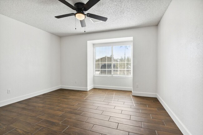 Foto del edificio - 3 Bedroom home with large backyard!