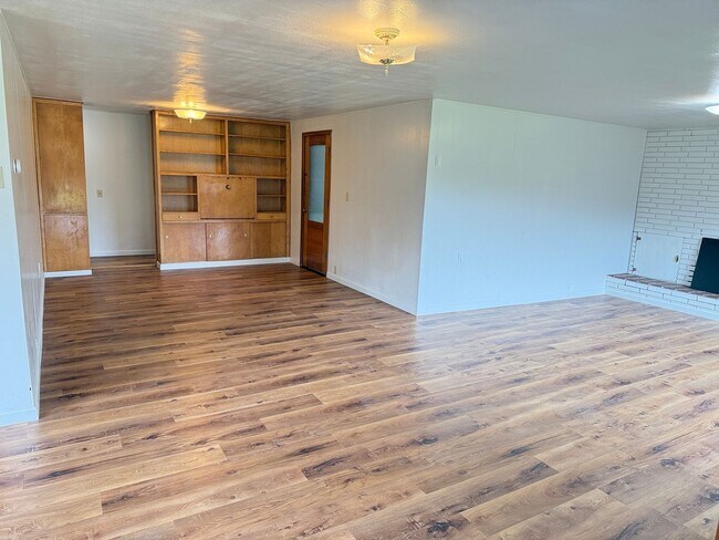 Foto del edificio - Huge 4 bedroom 2 bath house!